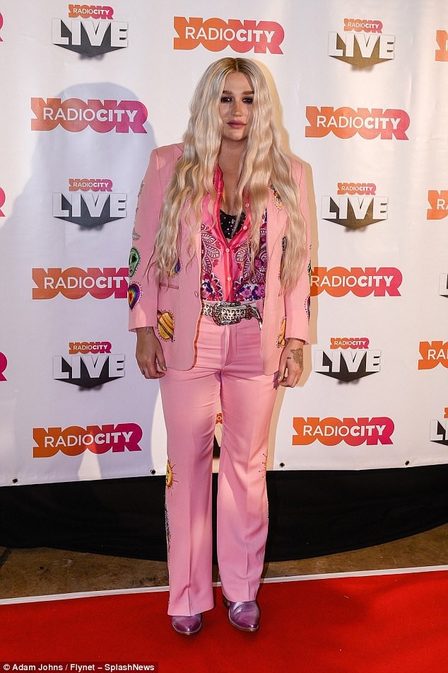 Kesha lộ diện với vóc dáng đầy đặn - 4
Nữ ca sỹ nổi tiếng với bản hit Tik Tok từng tiết lộ cô phải đi điều trị tâm lý sau nhiều năm rối loạn ăn uống