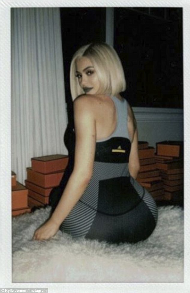 Kylie Jenner liên tục dính tin đồn “dao kéo” làm đẹp - 5
Kylie Jenner đã nổi tiếng như những chị gái của mình và lọt Top những sao dưới 30 tuổi kiếm nhiều tiền nhất năm 2016 vừa qua do tạp chí Forbes bình chọn
