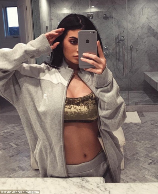 Fans đồn đoán Kylie Jenner mới nâng ngực - 5
Người đẹp 19 tuổi hiện là một trong những doanh nhân trẻ thành đạt nhất Hollywood