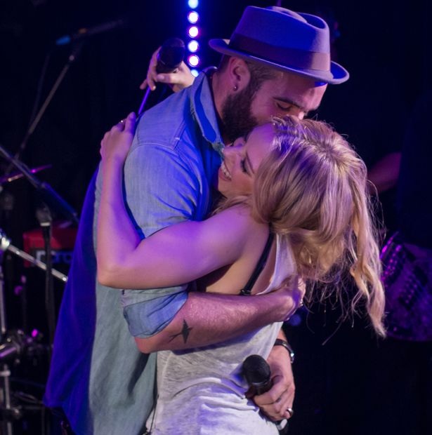 Bạn trai Kylie Minogue không đáng tin cậy - 6
Kylie Minogue suy sụp và đau buồn vì tình yêu tan vỡ nhưng không thể làm khác bởi cô ấy không cảm thấy tin tưởng thực sự bạn trai của mình.