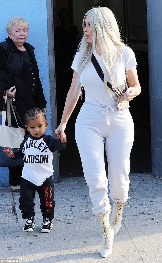 Kim Kardashian đưa 2 con đáng yêu ra phố - 4
Saint ăn vận rất giống bố - Kanye West