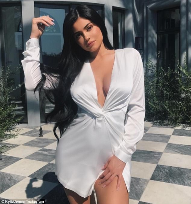 Kylie Jenner lộ diện sau tin đồn bầu bí - 6
Em cô Kim đã tự nuôi bản thân từ năm 13 tuổi và hiện tại đã mua được nhiều nhà cửa, tài sản lớn. Kylie Jenner chia sẻ, cô muốn sau này khi có gia đình riêng sẽ sống ẩn mình tại 1 nông trại và chăm lo cho gia đình