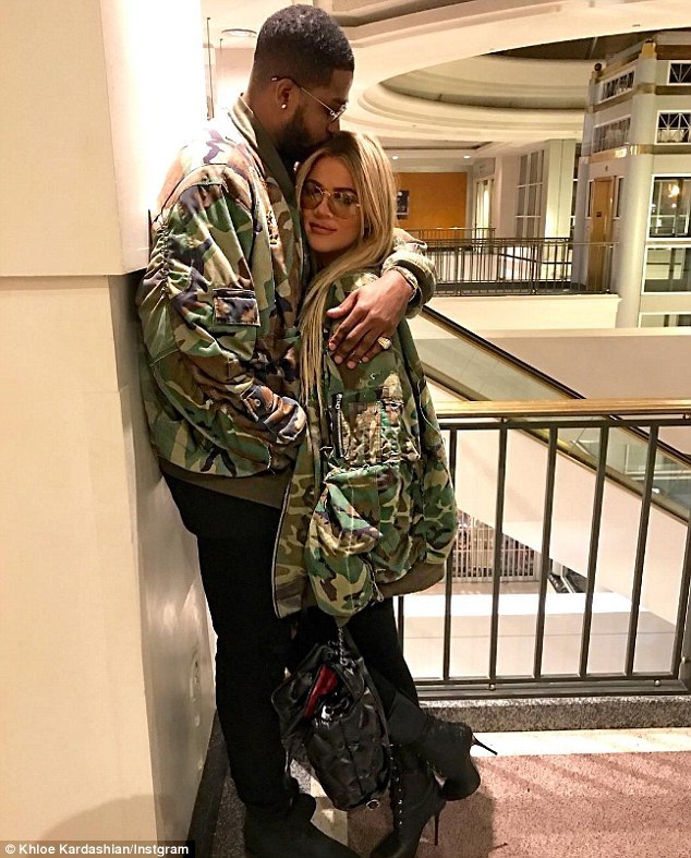 Khloe Kardashian đang mang bầu - 6
Khloe mừng vui khôn xiết vì được nuôi dạy đứa con bên người đàn ông tuyệt vời mà cô ấy yêu thương.