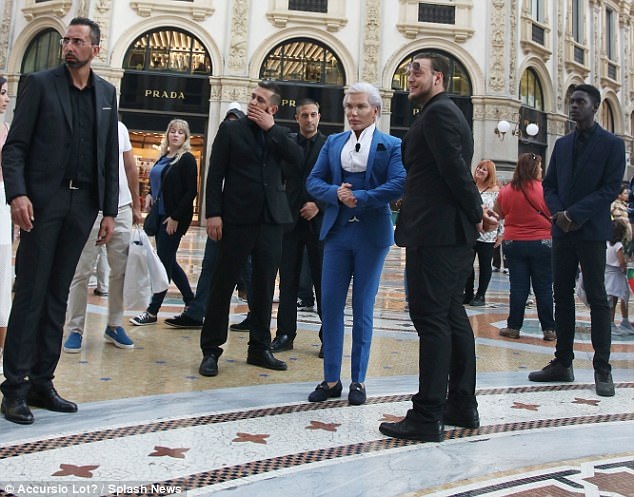"Búp bê Ken" Rodrigo Alves sành điệu vui chơi ở Milan - 5
Rodrigo từng tiết lộ không bao giờ từ bỏ đam mê làm đẹp và thậm chí có ý định phẫu thuật thẩm mỹ thành phụ nữ khi tuổi già đến