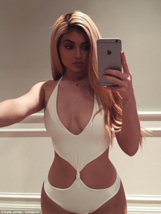 Fans đồn đoán Kylie Jenner mới nâng ngực - 6
Mọi sản phẩm thời trang mang thương hiệu của cô đều bán rất chạy