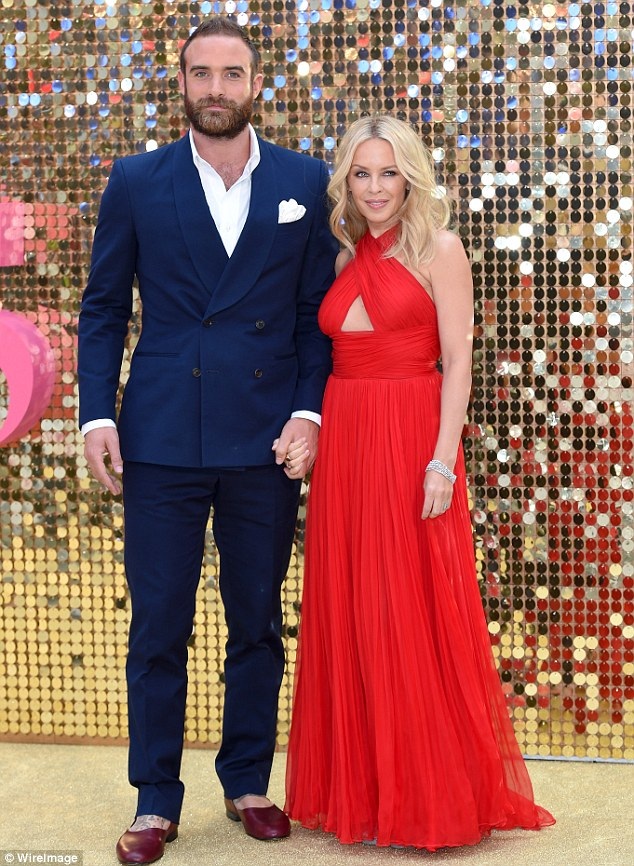 Kylie Minogue đã chia tay bồ trẻ - 2
Diva người Úc đã yêu cầu bạn trai rời khỏi căn hộ của cô tại London