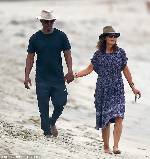 
Theo bản hợp đồng này thì Katie không được công khai chuyện tình cảm với người đàn ông khác trong 5 năm từ ngày ly dị Tom để anh này không bị bẽ mặt.
