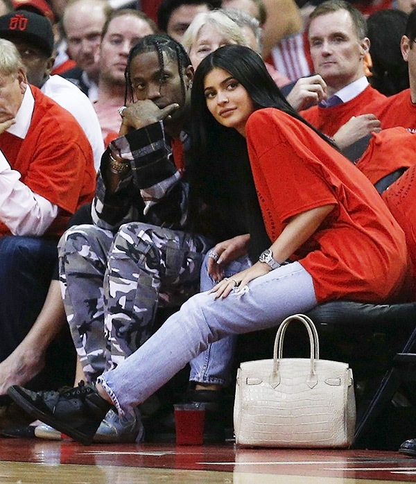 Kylie Jenner lộ diện sau tin đồn bầu bí - 7
Kylie Jenner và bạn trai mới Travis Scott. Cặp đôi chia sẻ tin vui sắp lên chức bố mẹ với bạn bè từ cách đây vài tuần và cả 2 đều hào hứng khi sắp có con gái