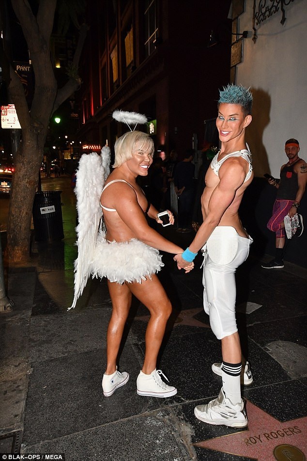 Sao “nghiện” dao kéo hóa tiên có cánh trong dịp Halloween - 7
Rodrigo Alves còn úp mở rằng, tương lai - có thể anh sẽ phẫu thuật chuyển giới thành phụ nữ.