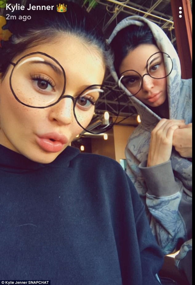 Kylie Jenner diện trang phục rộng che bụng bầu - 7
Tuy nhiên gia đình củacô thì lo rằng cô còn quá trẻ để chịu trách nhiệm về một em bé