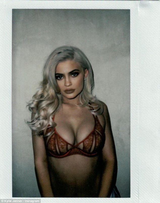 Fans đồn đoán Kylie Jenner mới nâng ngực - 7
Kylie Jenner đã tậu được căn nhà thứ 4 ở tuổi 19.