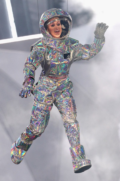 Katy Perry thay trang phục "chóng mặt" khi làm MC - 11
Cô gây ấn tượng với màn nhào lộn trên không.