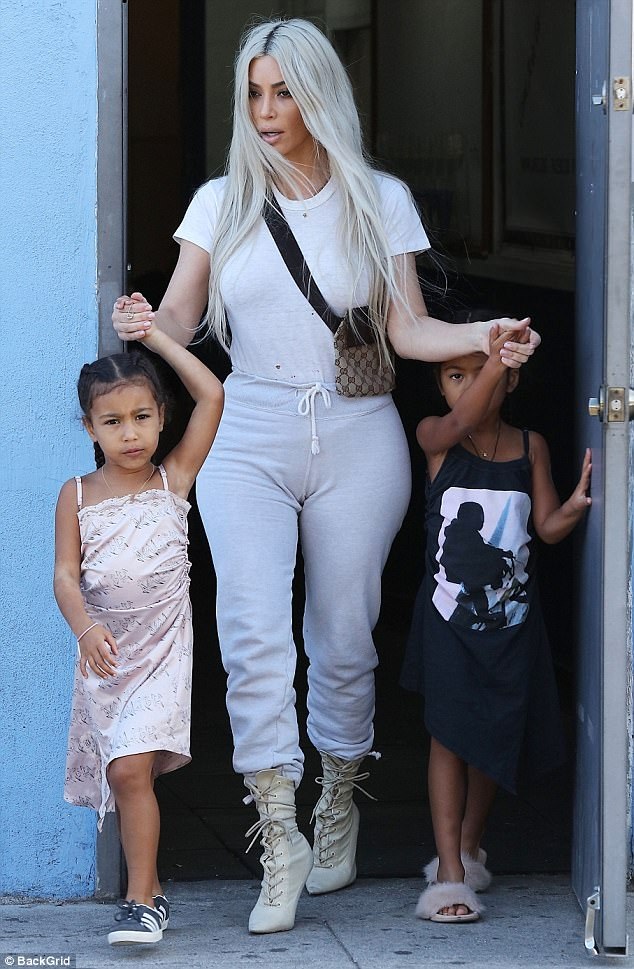 Kim Kardashian đưa 2 con đáng yêu ra phố - 6
Kim Kardashian và Kanye West được cho là sắp đón 1 con gái vào tháng 1 năm sau nhờ người mang thai hộ