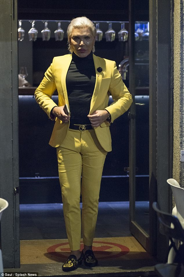 "Búp bê Ken" Rodrigo Alves sành điệu vui chơi ở Milan - 7
Chàng trai 34 tuổi mô tả mình là người vui vẻ, tính cách cởi mở và thân thiện