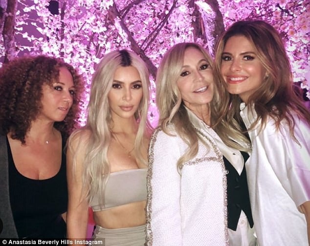 Cô Kim tổ chức tiệc xa hoa chào đón con sắp chào đời - 9 
Cô Kim bên bạn bè, con thứ 3 của người đẹp sẽ chào đời vào đầu tháng 1 năm sau