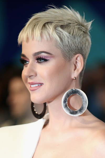 Katy Perry thay trang phục "chóng mặt" khi làm MC - 3
Cận cảnh gương mặt trang điểm hoàn hảo của ca sỹ Roar