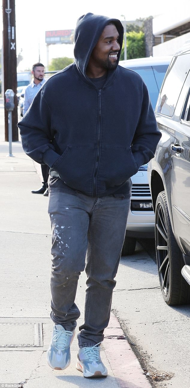 Kim Kardashian đưa 2 con đáng yêu ra phố - 7
Kanye West vui vẻ khi đi ăn trưa cùng vợ con.