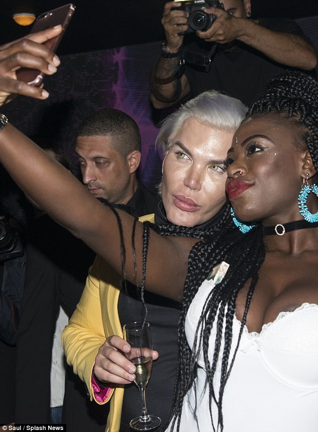 "Búp bê Ken" Rodrigo Alves sành điệu vui chơi ở Milan - 8
Anh khen Milan xinh đẹp, có nhiều cửa hiệu tuyệt vời và những hộp đêm thú vị