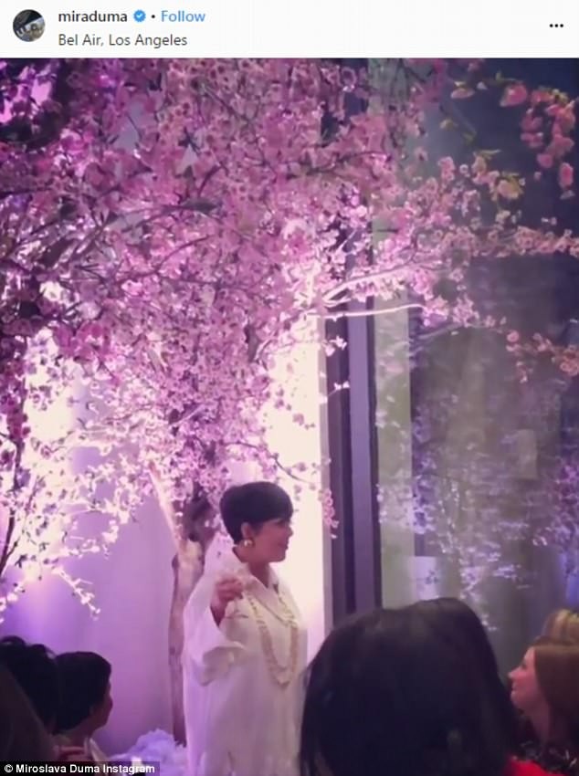 Cô Kim tổ chức tiệc xa hoa chào đón con sắp chào đời - 10 
Mẹ cô Kim nói lời cảm ơn các vị khách quý.