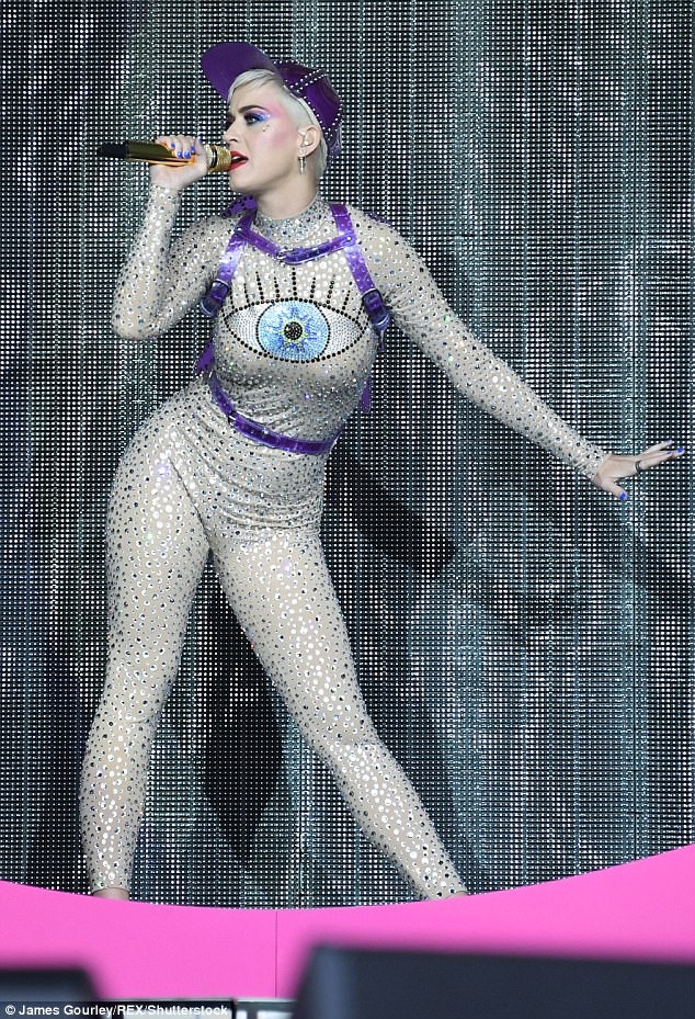 Katy Perry diện đồ đính toàn pha lê - 1
Katy Perry gợi cảm với đồ diễn lạ mắt đính toàn pha lê khi cô tới trình diễn tại Glastonbury, Anh quốc ngày 24/6 vừa qua