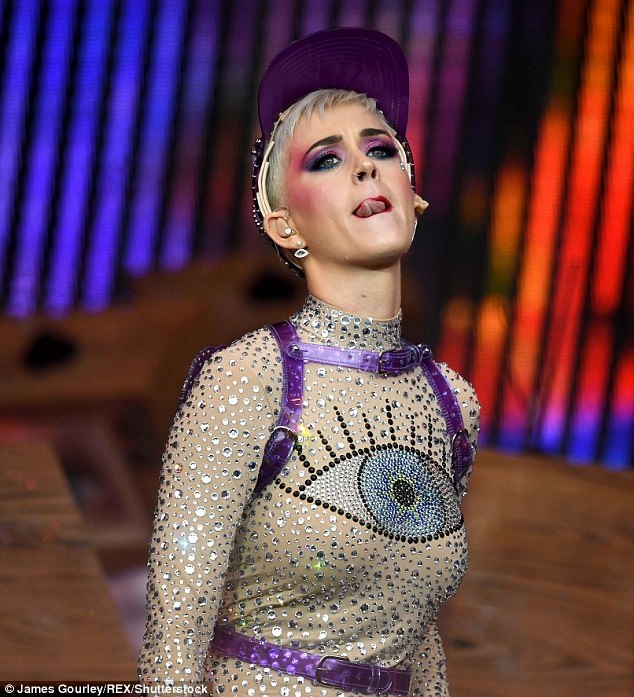 Katy Perry diện đồ đính toàn pha lê - 2
Nữ ca sỹ 32 tuổi mới cắt tóc ngắn rất cá tính và trẻ trung