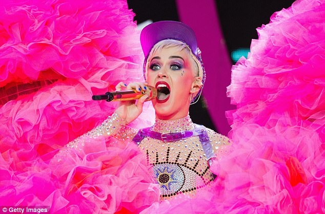 Katy Perry diện đồ đính toàn pha lê - 3
Như thường lệ, màn diễn của ca sỹ người Mỹ ngập tràn những sắc màu tươi trẻ