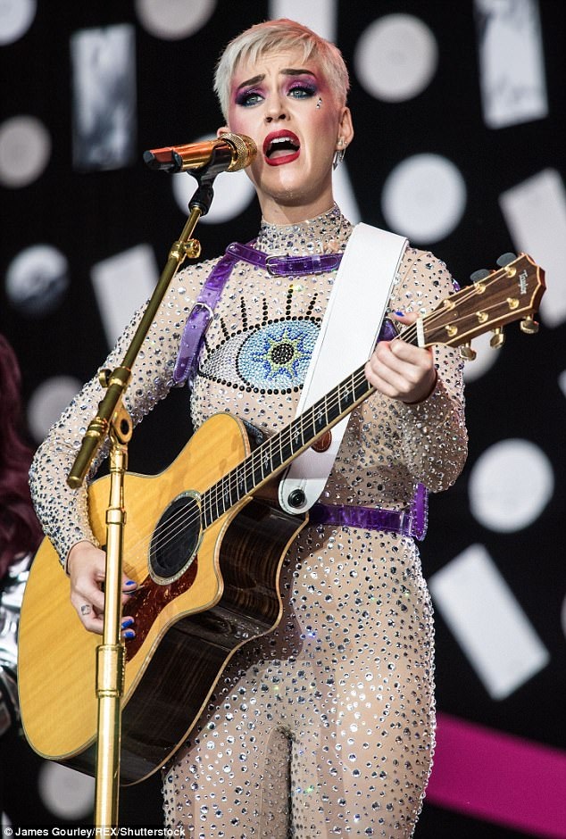 Katy Perry diện đồ đính toàn pha lê - 5
Katy Perry cũng là nghệ sỹ đầu tiên trên thế giới đạt 100 triệu lượt theo dõi trên trang mạng xã hội Twitter