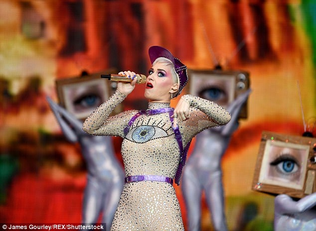 Katy Perry diện đồ đính toàn pha lê - 6
Katy Perry thời gian này kín lịch biểu diễn quảng bá cho album mới