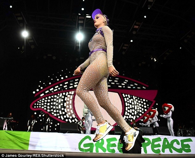 Katy Perry diện đồ đính toàn pha lê - 8
Fans của Katy Perry cũng rất hào hứng khi thấy cô nhận lời làm giám khảo mùa mới cuộc thi Thần tượng âm nhạc Mỹ.