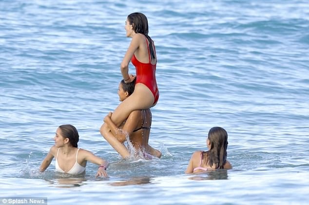 Con gái Cindy Crawford càng lớn càng giống mẹ - 5
Kaia Gerber vui chơi cùng bạn bè trên sóng nước