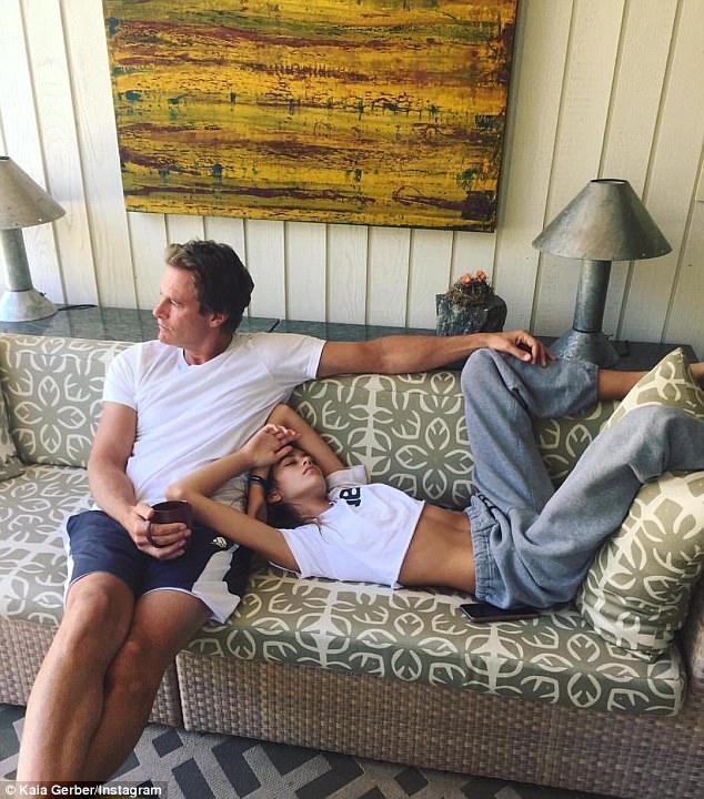 
Cô nhóc 15 tuổi ở nhà vẫn luôn nũng nịu cha mẹ và được bố mẹ cưng chiều hết mực. Trong ảnh, Kaia thư giãn bên bố - Rande Gerber
