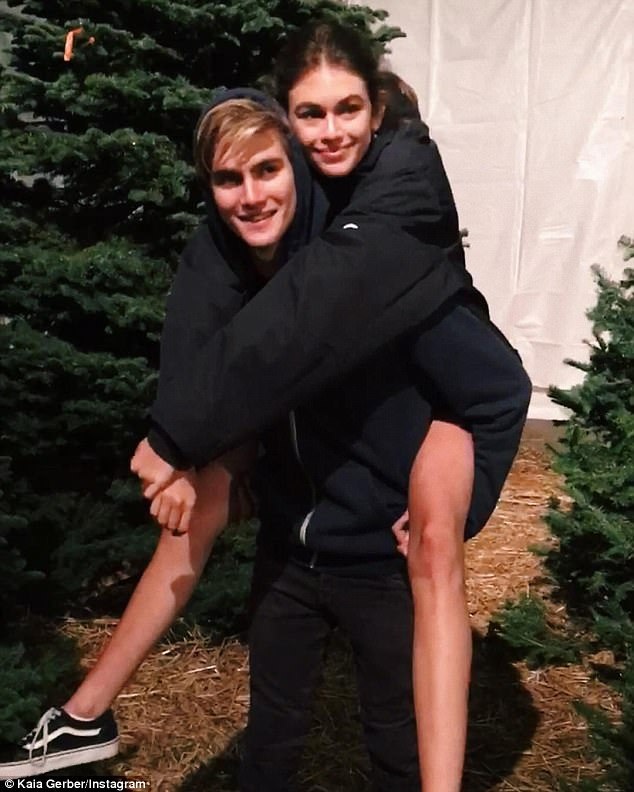 
Kaia Gerber bên anh trai Presley, 17 tuổi, cũng đang theo nghề người mẫu.
