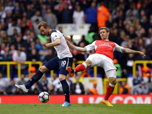 Tottenham 2-0 Arsenal: Dấu ấn của Alli và Kane - 7
Kane (trái) tranh bóng với Monreal (phải)