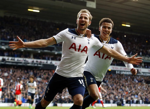 Tottenham 2-0 Arsenal: Dấu ấn của Alli và Kane - 2
Kane (trái) ăn mừng sau khi nâng tỉ số lên 2-0