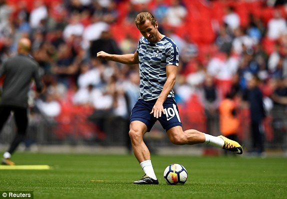 
Kane khởi động trước trận đấu
