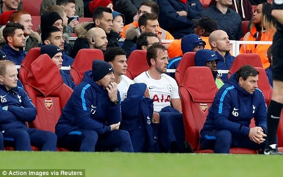 Arsenal 2-0 Tottenham: Chiến thắng xứng đáng - 2
Alli, Kane được rút ra khỏi sân khi chưa hết giờ