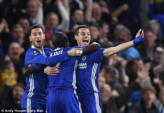 Kante lập công, Chelsea hạ 10 người của MU - 1
Các cầu thủ Chelsea vui mừng sau khi ghi bàn mở tỉ số