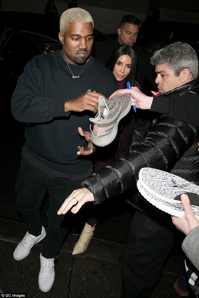 Fans bao vây vợ chồng cô Kim - 1
Fans đứng chờ xin chữ ký Kanye West và Kim Kardashian khi cặp đôi rời khỏi địa điểm diễn ra buổi trình diễn thời trang của Kanye West
