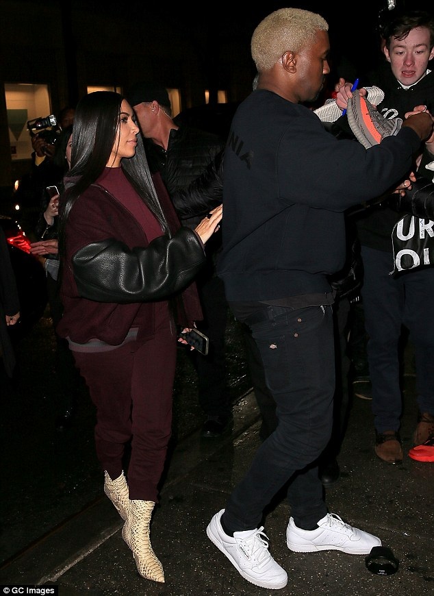 Fans bao vây vợ chồng cô Kim - 2
Ngôi sao ca nhạc từng giành nhiều giải Grammy Kanye West hoàn tất buổi trình diễn bộ sưu tập mới và vợ anh rất tự hào về thành quả của chồng