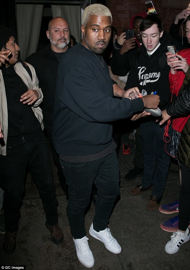 Fans bao vây vợ chồng cô Kim - 4
Rời bệnh viện, Kanye quay trở lại với công việc nhanh chóng - anh hoàn thành bộ sưu tập thời trang mới để ra mắt người hâm mộ