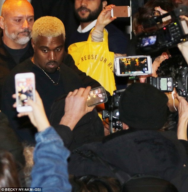 Fans bao vây vợ chồng cô Kim - 6
Bất chấp nhiều lời chê bai khả năng thiết kế, Rapper Kanye West vẫn đổ hàng triệu đô la để phát triển nhãn hiệu thời trang của mình và vợ anh là người lăng xê tích cực đồ thời trang của chồng