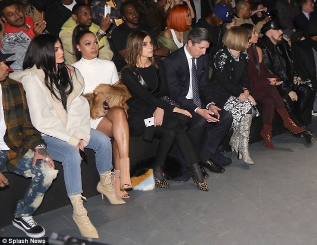 Fans bao vây vợ chồng cô Kim - 7
Em cô Kim - Kylie ngồi hàng ghế đầu trong buổi ra mắt BST mới của anh rể. Gần bên là TBT tạp chí Vogue Mỹ Anna Wintour