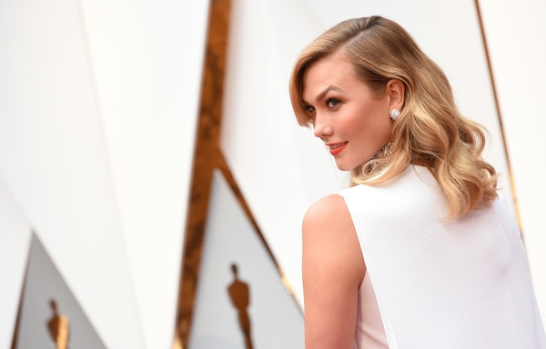 Dập dìu người đẹp trên thảm đỏ Oscar 2017 - 39
Siêu mẫu Mỹ Karlie Kloss