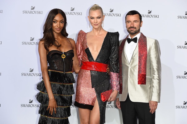 Karlie Kloss nổi bật với chiều cao 1,85m - 7
Từ năm 2015, Kloss dành nhiều tâm sức cho việc học tại đại học New York, cô cắt giảm nhiều công việc để có thể học tốt