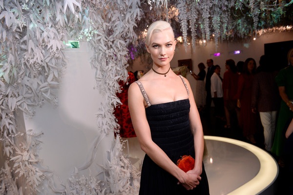 Siêu mẫu cao 1,85m mặc áo xuyên thấu táo bạo - 4
Karlie Kloss từng quảng cáo cho nhiều nhãn hiệu như Elie Saab, Dolce & Gabbana, Gap, Bally Shoe, Bergdorf Goodman, Pringle of Scotland, Dior, Hermes, Oscar de la Renta...