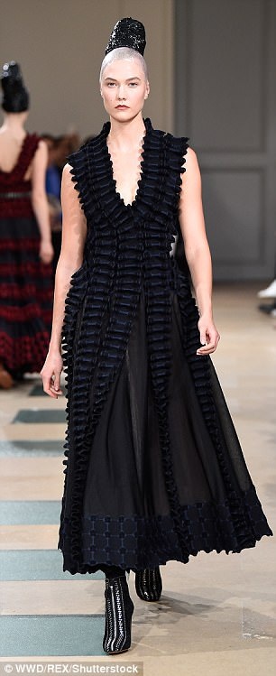Siêu mẫu cao 1,85m mặc áo xuyên thấu táo bạo - 7
Karlie Kloss từng giảnh thích, vì tập trung cho việc học tại đại học New York nên cô phải từ bỏ hầu hết các lời mời trình diễn thời trang và từ bỏ cả đôi cánh thiên thần của nhãn hiệu Victorias Secret.