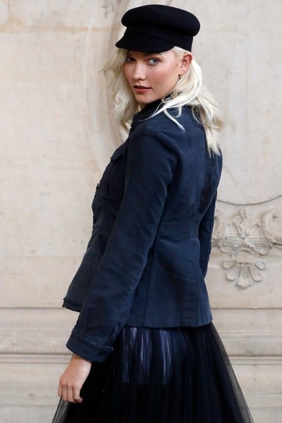 Biểu tượng gợi cảm khoe vòng một nảy nở - 6
Karlie Kloss - siêu mẫu cao 1,85m xuất hiện rất cá tính và cuốn hút