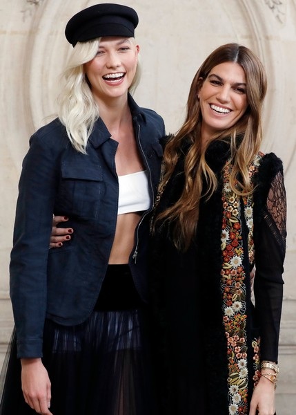 Biểu tượng gợi cảm khoe vòng một nảy nở - 8
Karlie Kloss bên diễn viên người Ý Bianca Brandolini dAdda