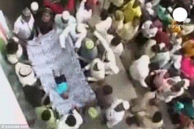 Những người đỡ trẻ nhỏ ở bên dưới