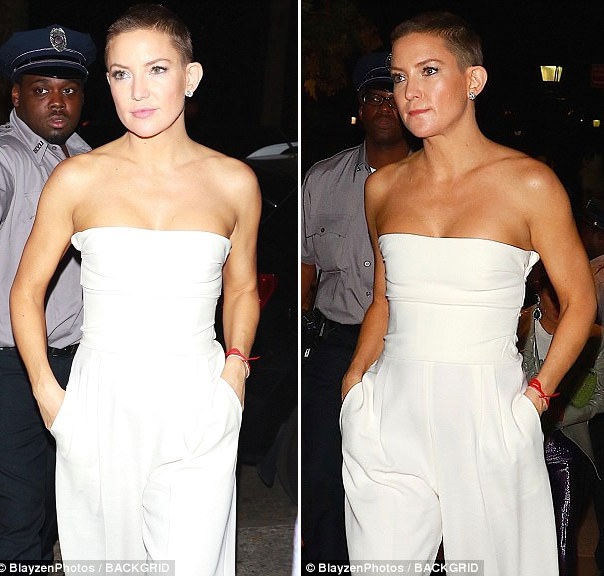 
Trước đó, ngôi sao nổi tiếng cũng thu hút mọi ánh nhìn khi xuất hiện tại một nhà hàng ở New York. Cô diện jumpsuit trễ vai rất gợi cảm và nữ tính.
